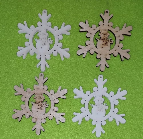 Natúr és Fehér színű ,fa  alapú HDF(nem tömörfa)  Hópihe hó emberel 4db/ csomag	4db/csomag	6,5x7,5cm vastagság 3mm