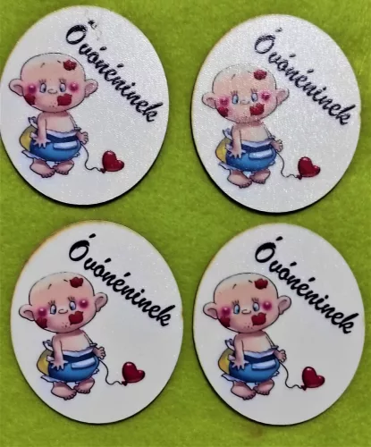 6,5x7,5 cm ovális  Nyomtatott ,fa alapú HDF(nem tömörfa) ,Kis baba szível madzago Óvónéninek  felirattal 	4db/csomag	