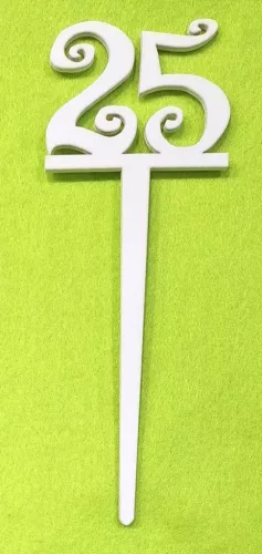 Fehér fa beszuros vidám számok	1 db/csomag	18x6,5cm vastagság 3mm