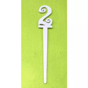   Fehér fa beszuros vidám számok	1 db/csomag	18x3cm vastagság 3mm