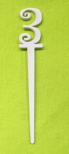 Fehér  fa beszuros vidám számok	1 db/csomag	18x3cm vastagság 3mm