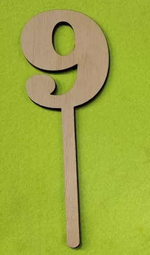 	Natúr fa beszúrós 9 szám kövér	1db/csomag	18cm vastagság 3mm