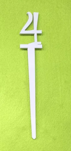 Fehér fa beszuros vidám számok	1 db/csomag	18x3cm vastagság 3mm