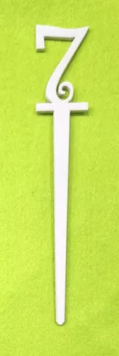 Fehér fa beszuros vidám számok	1 db/csomag	18x3cm vastagság 3mm