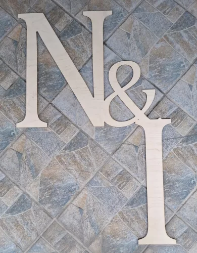 Natúr,nyír rétegelt lemez Egyedi monogrammal 	esküvői háttér 1 db 58x88