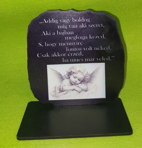 Nyomtatott  fa Talpas fekete háttérel Angyalkás Addig vagy boldog…..  felirattal 	1szett	szélesség13cm-12cm magasság Talp 13x7 cm, vastagság 2,5mm		