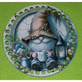   15 cm Horgolható nyomtatott Fa koszorú közép 7mm lyukkal  Barna sapkás manó Coffee felirattal 	1db	vastagság 2,5mm