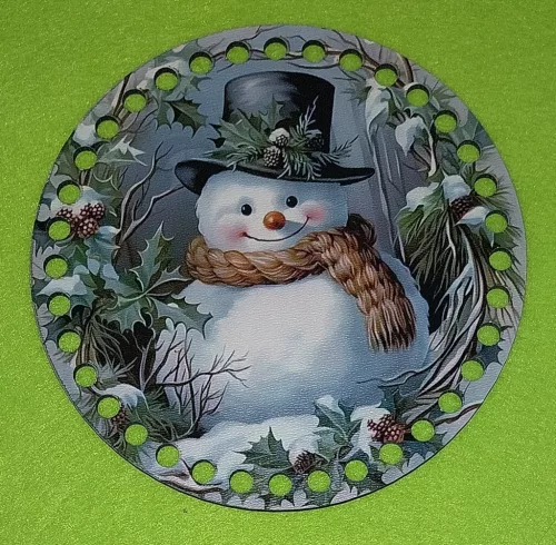 15 cm Horgolható nyomtatott Fa koszorú közép 7mm lyukkal  Hóember sállal  	1db	 vastagság 2,5mm	