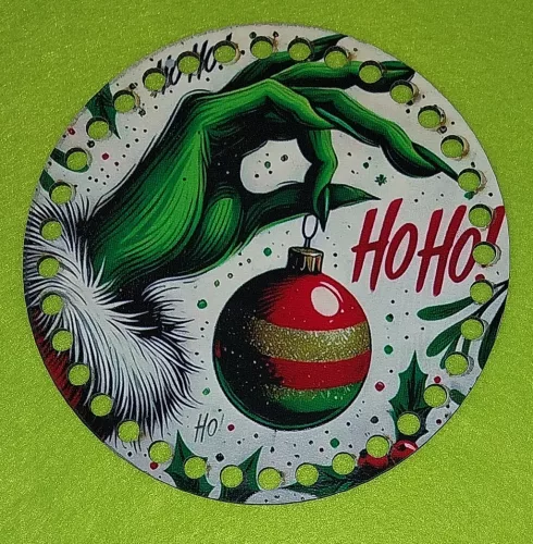 15 cm Horgolható Nyomtatott ,fa alapú HDF(nem tömörfa)    koszorú közép 7mm lyukkal  Grincs kéz sárga  háttérrel 	1db	vastagság 2,5mm	