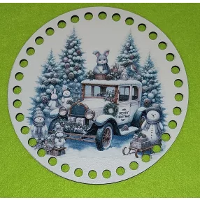   15 cm Horgolható nyomtatott fa Kopogtató közép   7mm lyukkal  Havas háttérrel nyuszi ül az autón    Merry Christmas  felirattal 	1db	 vastagság 2,5mm	