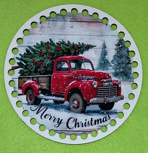 15 cm Horgolható nyomtatott Fa koszorú közép 7mm lyukkal  Piros autó Merry christman felirattal 	1db	vastagság 2,5mm	