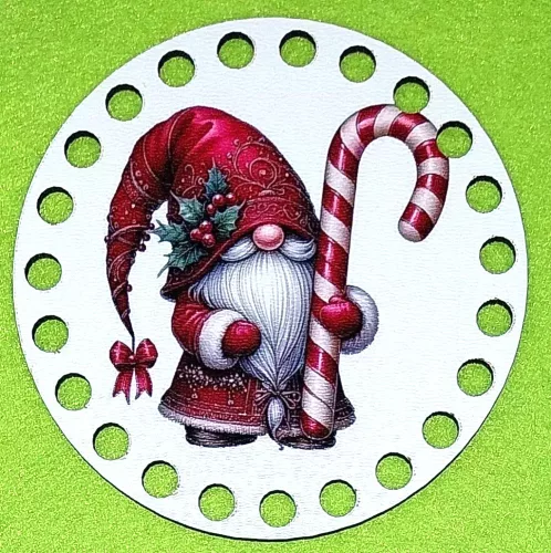 10cm kör Horgolható nyomtatott fa alap   Piros sapkás manós    7mm lyukkal 	1db	10cm vastagság 2,5mm	