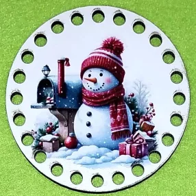  8cm kör Horgolható nyomtatott fa alap   Hóember piros sapkában    5mm lyukkal 	1db	8cm vastagság 2,5mm	