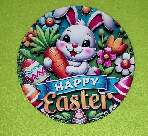 Nyomtatott fa kopogtató közép    Fehér nyuszi virágok között répával a kézben Happy Easter   felirattal 	1db	15cm vastagság 3mm	