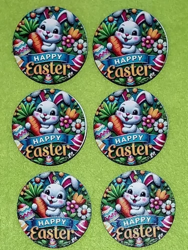 Nyomtatott fa kicsi  Fehér nyuszi virágok között répával a kézben Happy Easter   felirattal 	1db	5cm vastagság 3mm	