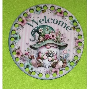   12cm Horgolható nyomtatott fa alap  7 mm lyukkal Zöld sapkás törpe Welcome felirattal 	1db/csomag	12cm vastagság 2,5mm	