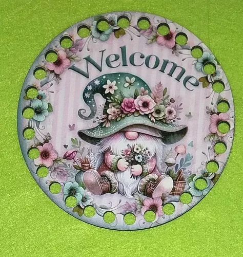 12cm Horgolható nyomtatott fa alap  7 mm lyukkal Zöld sapkás törpe Welcome felirattal 	1db/csomag	12cm vastagság 2,5mm	