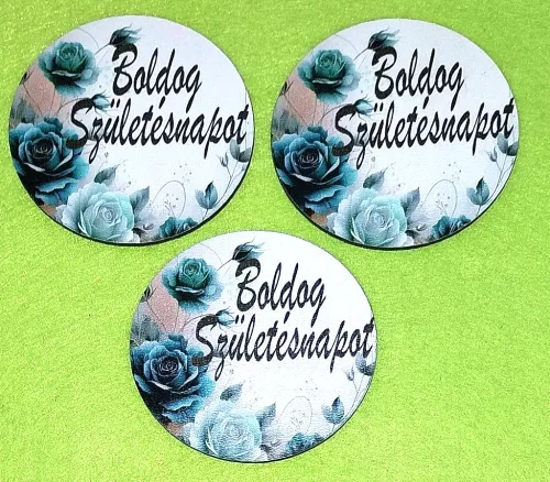 Nyomtatott fa alapú HDF(nem tömörfa) ovális tábla Zöld  rózsás    Boldog születésnapot felirattal 	3db/csomag	8x7,5cm vastagság 2,5mm	