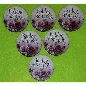    Nyomtatott Fa kerek tábla Bordó rózsás    Boldog nőnapot   felirattal 	6db/csomag	5 cm vastagság 3mm	