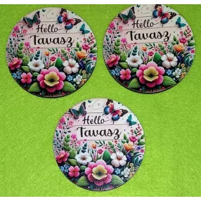   8 cm Nyomtatott fa     Sárga deszkás háttérrel  virágos pillangós Hello Tavasz felirattal 	3db/csomag	8cm vastagság 3mm	
