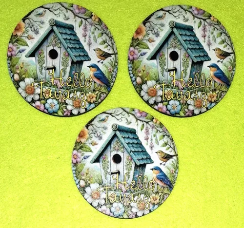 8cm Nyomtatott Fa Kerek kopogtató Zöldtetős madáretető Hello Tavasz felirattal	3db/csomag	8cm vastagság 3mm	