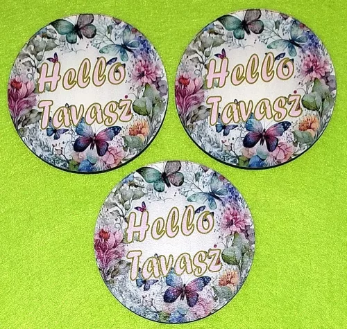8cm kerek Nyomtatott Fa  Pillangós háttér Hello Tavasz  felirattal	3db/csomag	8cm vastagság 3mm	