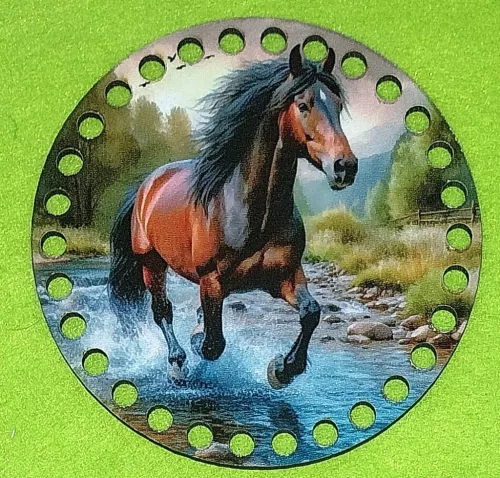 12cm Horgolható nyomtatott fa alap Patakban vágtató barna ló  	7mm lyukkal 1db/csomag	12cm vastagság 3mm	