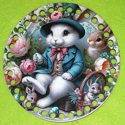 15cm Horgolható nyomtatott fa alap 7 mm lyukkal Fehér nyuszi kalapban  	1db/csomag	15cm vastagság 3mm	