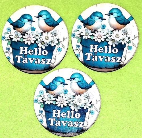 8cm Nyomtatott Fa kerek Két madárka virágos ládán  Hello Tavasz felirattal	3db/csomag	8cm vastagság 3mm	