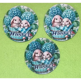   8cm Nyomtatott Fa kerek Két nyuszkó dézsában Húsvét   felirattal	3db/csomag	8cm vastagság 3mm	