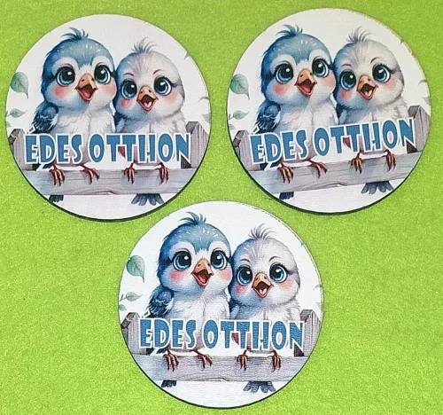 8cm Nyomtatott Fa kerek  Aranyos madár pár kerítésen Édes Otthon felirattal  	3db/csomag	8cm vastagság 3mm	