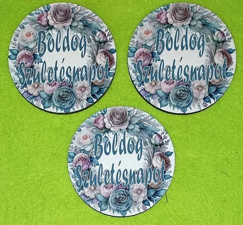 8cm Nyomtatott fa alapú HDF(nem tömörfa) kerek  Virág koszorú szürke Boldog Születésnapot  felirattal  	3db/csomag	8cm vastagság 2,5mm	
