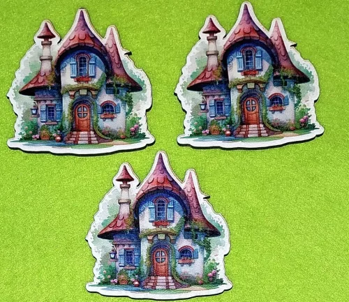 Nyomtatott fa Kis házikó kék spalettás ablakokkal 	3db/csomag	7x7 cm vastagság 3mm	