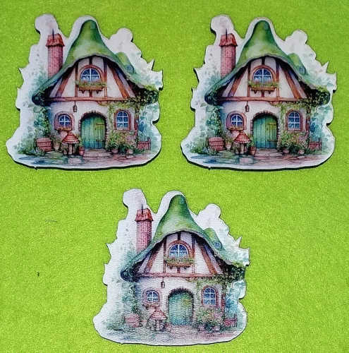 Nyomtatott fa Kis házikó füstölgő kéménnyel  	3db/csomag	7x7 cm vastagság 3mm	