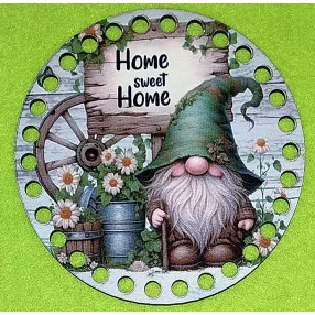   12cm Horgolható nyomtatott fa alap 7 mm lyukkal   Zöld sapkás manó Home sweet home  felirattal 	1db/csomag	12cm vastagság 2,5mm	