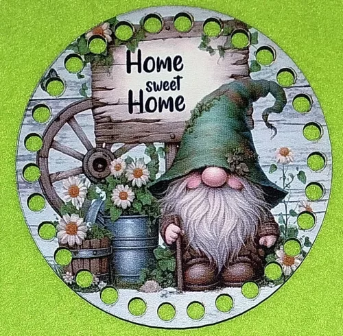 12cm Horgolható nyomtatott fa alap 7 mm lyukkal   Zöld sapkás manó Home sweet home  felirattal 	1db/csomag	12cm vastagság 2,5mm	