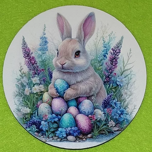 Nyomtatott Fa Kerek kopogtató közép   Nyuszi tojással a kézben virágok között 	1db/csomag	11,8cm vastagság 3mm	