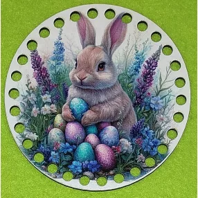   12cm Horgolható nyomtatott fa alap 7 mm lyukkal   Nyuszi tojással a kézben virágok között   	1db/csomag	12cm vastagság 2,5mm	