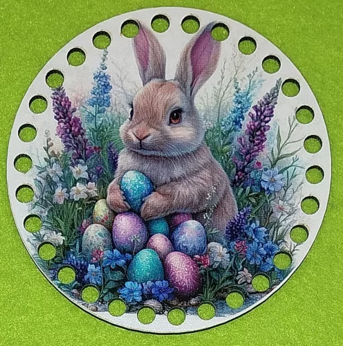 12cm Horgolható nyomtatott fa alap 7 mm lyukkal   Nyuszi tojással a kézben virágok között   	1db/csomag	12cm vastagság 2,5mm	