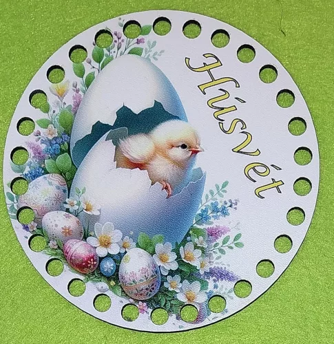 12cm Horgolható nyomtatott fa alap 7 mm lyukkal   Kiscsibe tojáshéjban húsvét felirattal   	1db/csomag	12cm vastagság 2,5mm	