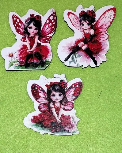 Nyomtatott fa Katica tündér 	1szett/csomag 3db	Magasság 7 cm cm vastagság 3mm	