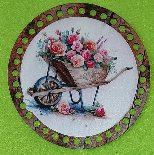 15cm Horgolható nyomtatott fa alap 7 mm lyukkal   Talicska rózsákkal  	1db/csomag	15cm vastagság 2,5mm	