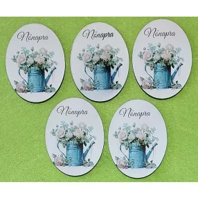   Nyomtatott fa ovális tábla Locsoló kana fehér rózsa Nőnapra felirattal 	5db/csomag	5x6,5cm vastagság 2,5mm	