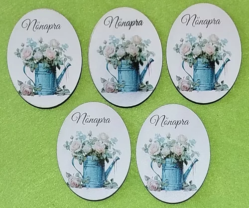 Nyomtatott fa ovális tábla Locsoló kana fehér rózsa Nőnapra felirattal 	5db/csomag	5x6,5cm vastagság 2,5mm	
