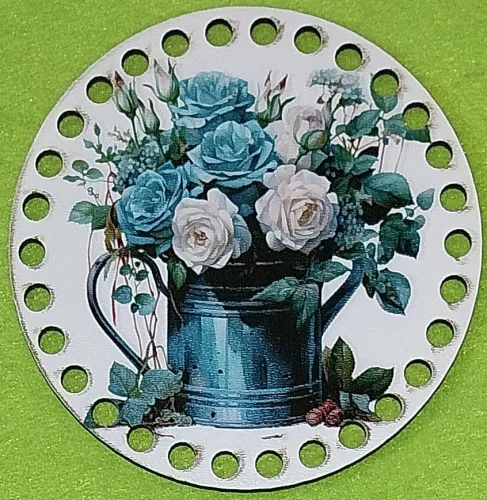 12cm Horgolható nyomtatott fa alap 7 mm lyukkal   Locsoló kana fehér és kék rózsával 	1db/csomag	12cm vastagság 2,5mm	