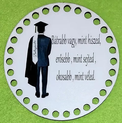 12cm Horgolható nyomtatott fa alap 7 mm lyukkal    Fiús ballagási tábla Bátrabb vagy, mint hiszed….felirattal 	1db/csomag	12cm vastagság 2,5mm	
