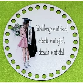   12cm Horgolható nyomtatott fa alap 7 mm lyukkal    Lányos ballagási tábla Bátrabb vagy, mint hiszed….felirattal	1db/csomag	12cm vastagság 2,5mm	