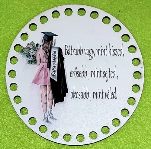 12cm Horgolható nyomtatott fa alap 7 mm lyukkal    Lányos ballagási tábla Bátrabb vagy, mint hiszed….felirattal	1db/csomag	12cm vastagság 2,5mm	