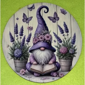   Nyomtatott Fa kerek kopogtató közép Lila sapkás törpe levendulákkal  	1db/csomag	15 cm vastagság 3mm	