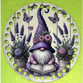   15cm Horgolható nyomtatott fa alap 7 mm lyukkal    Lila sapkás törpe levendulákkal 	1db/csomag	15cm vastagság 2,5mm	